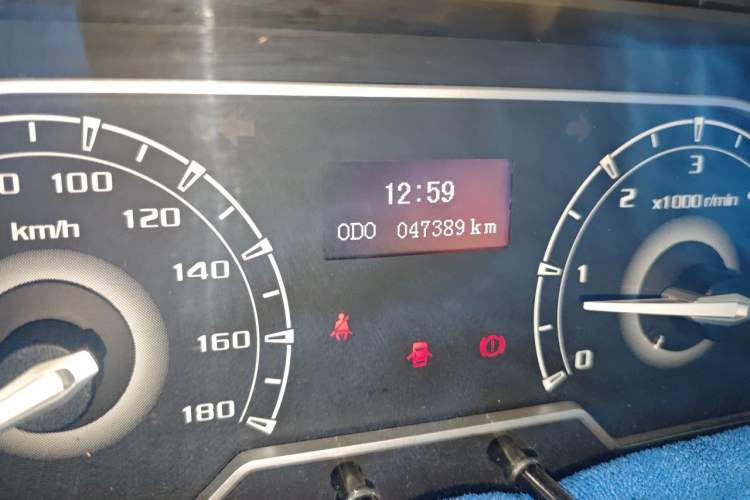 Used SAIC MAXUS Xintu V80 2021 2.0T Manual Classic Aoyuntong Short Wheelbase Mid-Roof 5/6-Seater Odometer Close Up