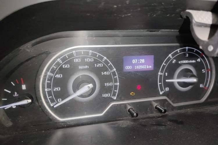 Used SAIC MAXUS Xintu V80 2021 2.0T Manual Classic Aoyuntong Long Wheelbase Mid-Roof 6/7/8/9-Seater Odometer Close Up