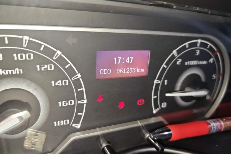 Used SAIC MAXUS Xintu V80 2021 2.0T Manual Classic Aoyuntong Short Wheelbase Mid-Roof 5/6-Seater Odometer Close Up