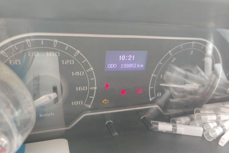 Used SAIC MAXUS Xintu V80 2021 2.0T PLUS Manual All-Around King Short Wheelbase Mid-Roof Variant—5/6/7/8/9-Seater Odometer Close Up