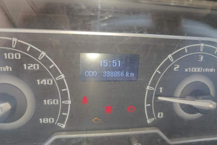 Used SAIC MAXUS Xintu V80 2021 2.0T Manual Classic Aoyuntong Long Wheelbase Mid-Roof 6/7/8/9-Seater Odometer Close Up