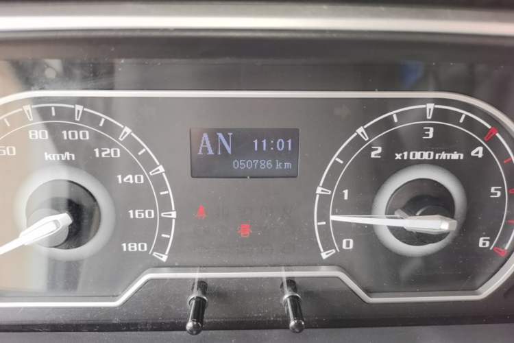 Used SAIC MAXUS Xintu V80 2021 2.0T PLUS AMT Aoyuntong Short-Wheelbase Mid-Roof 5/6-Seater Odometer Close Up