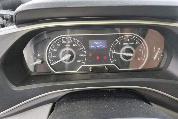Used SAIC MAXUS Xintu V80 2021 2.0T Manual Classic Aoyuntong 127 PS Mid-axle Mid-roof 6/7/8/9-Seater Odometer Close Up