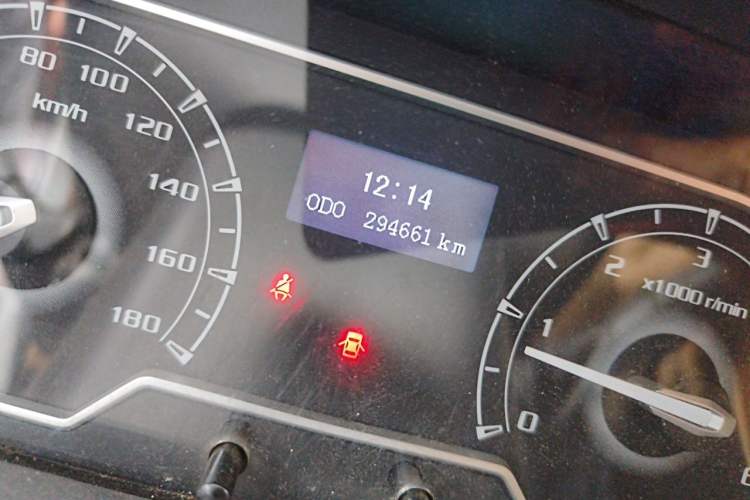 Used SAIC MAXUS Xintu V80 2021 2.0T PLUS Manual Aoyuntong Short Wheelbase Mid-Roof 5/6-Seater Odometer Close Up