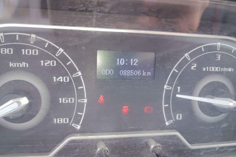 Used SAIC MAXUS Xintu V80 2021 2.0T Manual Classic Aoyuntong Short Wheelbase Mid-Roof 5/6-Seater Odometer Close Up