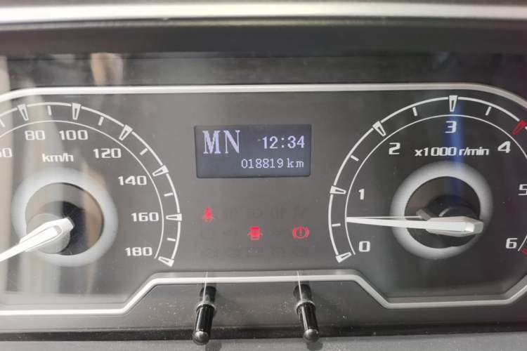 Used SAIC MAXUS Xintu V80 2021 2.0T PLUS AMT City Edition Short Wheelbase Ultra-Low Roof 5/6-Seater Odometer Close Up