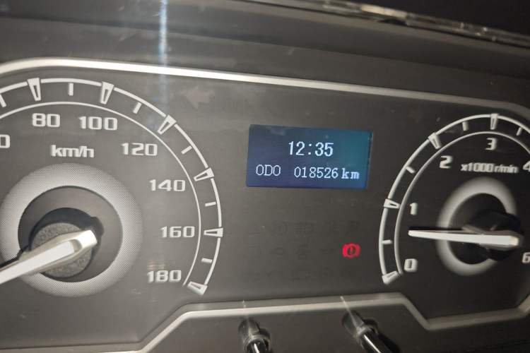 Used SAIC MAXUS Xintu V80 2021 2.0T Manual Classic Aoyuntong Long Wheelbase Mid-Roof 6/7/8/9-Seater Odometer Close Up