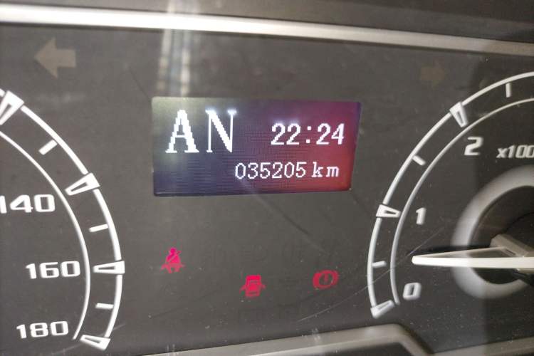 Used SAIC MAXUS Xintu V80 2021 2.0T AMT Classic City Distribution King Long Wheelbase Mid-Roof 3-Seater Odometer Close Up