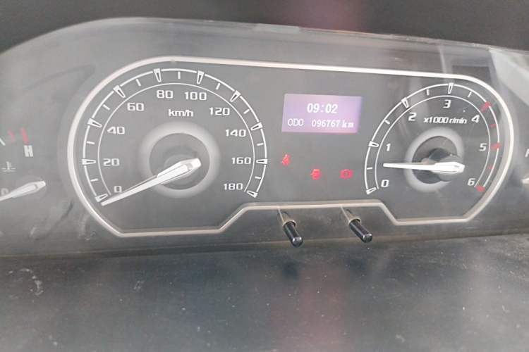 Used SAIC MAXUS Xintu V80 2021 2.0T Manual Classic Aoyuntong Long Wheelbase Mid-Roof 6/7/8/9-Seater Odometer Close Up