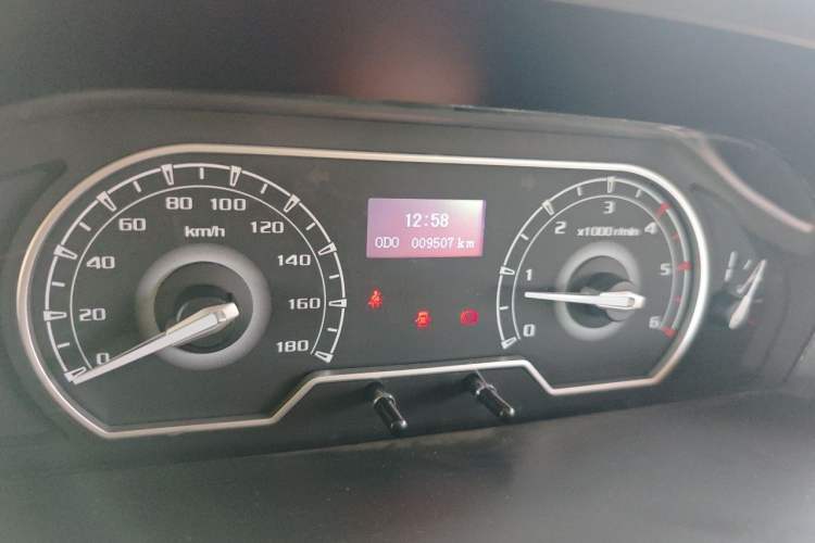 Used SAIC MAXUS Xintu V80 2021 2.0T Manual Classic Aoyuntong Short Wheelbase Ultra-Low Roof 5/6-Seater Odometer Close Up