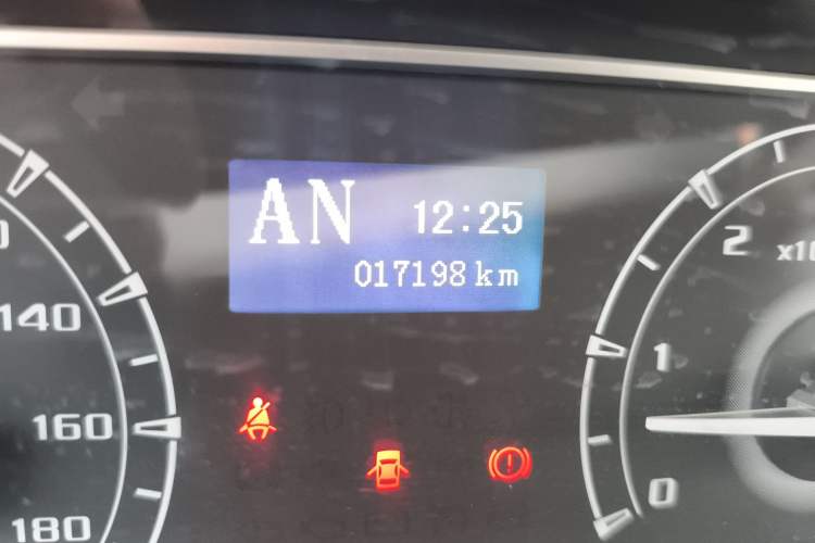 Used SAIC MAXUS Xintu V80 2021 2.0T AMT Classic Aoyuntong Short Wheelbase Ultra-Low Roof 5/6-Seater Odometer Close Up