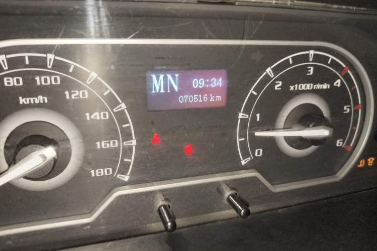 Used SAIC MAXUS Xintu V80 2021 2.0T AMT Classic Aoyuntong Long Wheelbase Mid-Roof 6/7/8/9-Seater Odometer Close Up