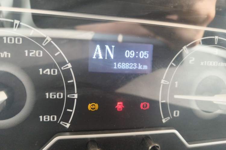 Used SAIC MAXUS Xintu V80 2021 2.0T AMT Classic Aoyuntong Long Wheelbase Mid-Roof 6/7/8/9-Seater Odometer Close Up