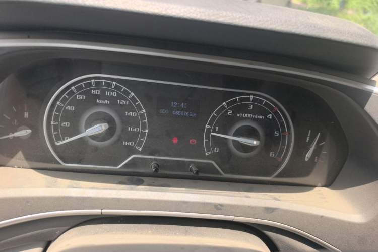 Used SAIC MAXUS Xintu V80 2021 2.0T Manual Classic Aoyuntong 127 PS Mid-axle Mid-roof 6/7/8/9-Seater Odometer Close Up
