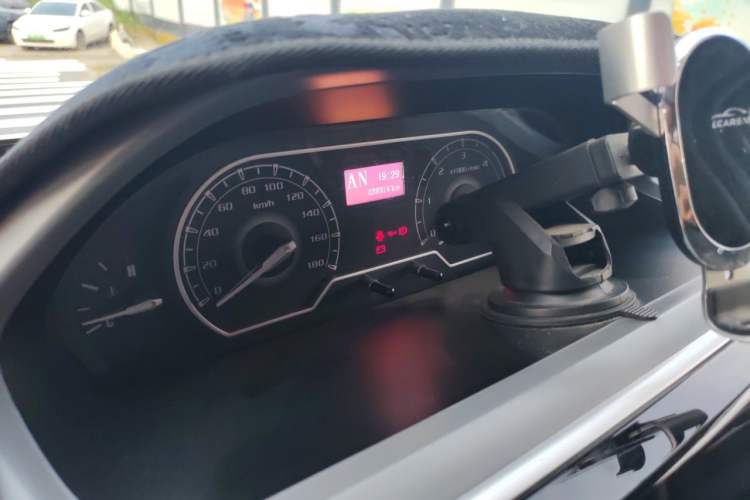 Used SAIC MAXUS Xintu V80 2021 2.0T AMT Classic Aoyuntong Short Wheelbase Mid-Roof 5/6-Seater Odometer Close Up