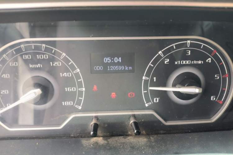 Used SAIC MAXUS Xintu V80 2021 2.0T Manual Classic Aoyuntong 127 PS Mid-axle Mid-roof 6/7/8/9-Seater Odometer Close Up