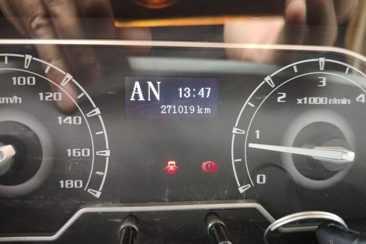 Used SAIC MAXUS Xintu V80 2021 2.0T AMT Classic Aoyuntong Long Wheelbase Mid-Roof 6/7/8/9-Seater Odometer Close Up