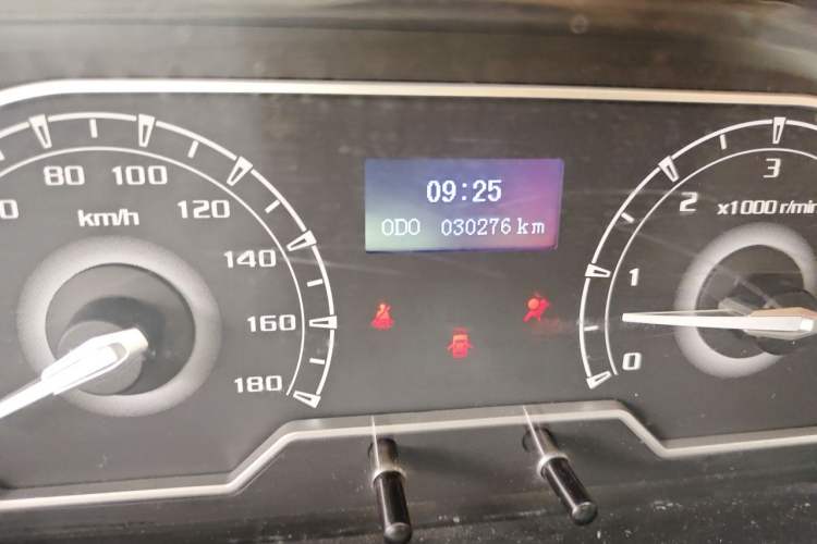 Used SAIC MAXUS Xintu V80 2021 2.0T Manual Classic Aoyuntong Short Wheelbase Mid-Roof 5/6-Seater Odometer Close Up