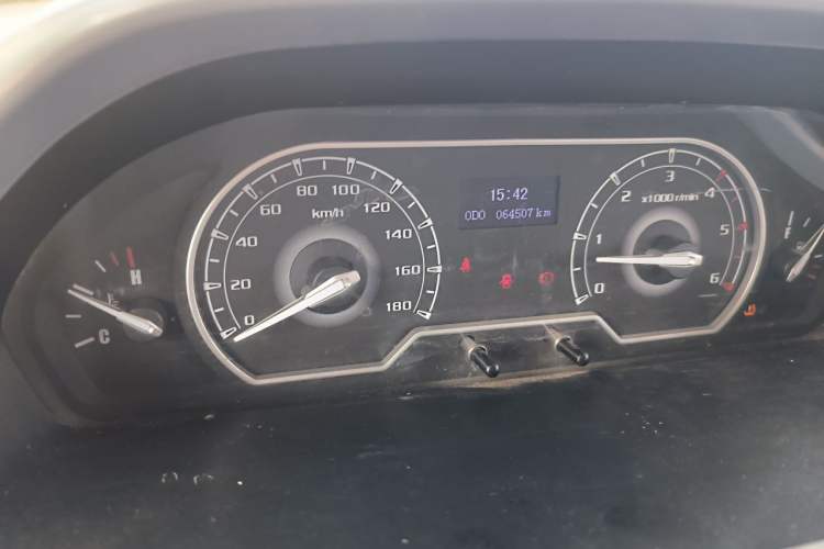 Used SAIC MAXUS Xintu V80 2021 2.0T Manual Classic Aoyuntong Short Wheelbase Ultra-Low Roof 5/6-Seater Odometer Close Up