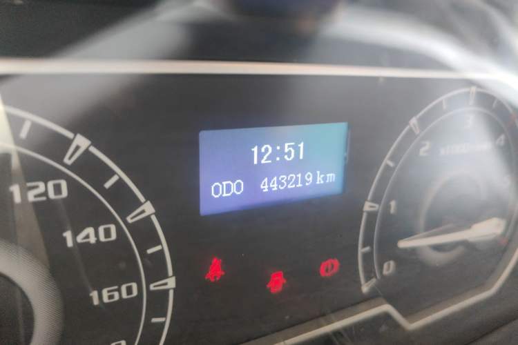 Used SAIC MAXUS Xintu V80 2021 2.0T Manual Classic Aoyuntong Long Wheelbase High-Roof 6/7/8/9-Seater Odometer Close Up