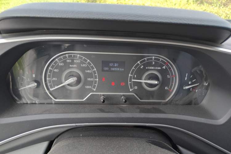Used SAIC MAXUS Xintu V80 2021 2.0T PLUS Manual All-Around King Long Wheelbase Mid-Roof Variant with 6/7/8/9 Seats Odometer Close Up