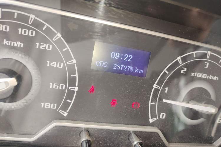 Used SAIC MAXUS Xintu V80 2021 2.0T Manual Classic Aoyuntong 127 PS Mid-axle Mid-roof 6/7/8/9-Seater Odometer Close Up