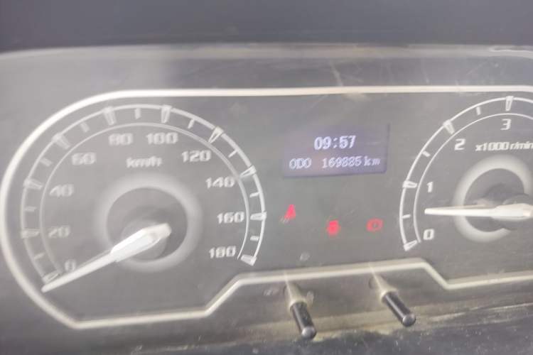 Used SAIC MAXUS Xintu V80 2021 2.0T Manual Classic Aoyuntong Short Wheelbase Ultra-Low Roof 5/6-Seater Odometer Close Up