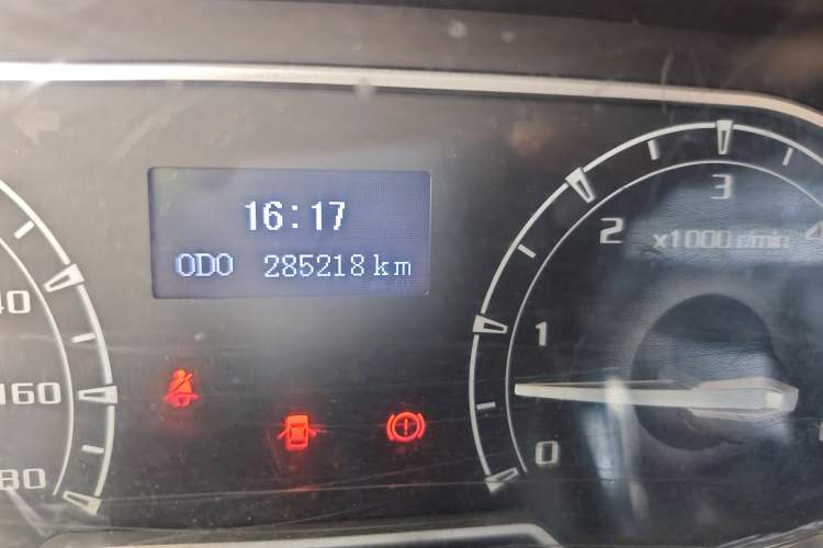Used SAIC MAXUS Xintu V80 2021 2.0T Manual Classic Aoyuntong 127 PS Mid-axle Mid-roof 6/7/8/9-Seater Odometer Close Up