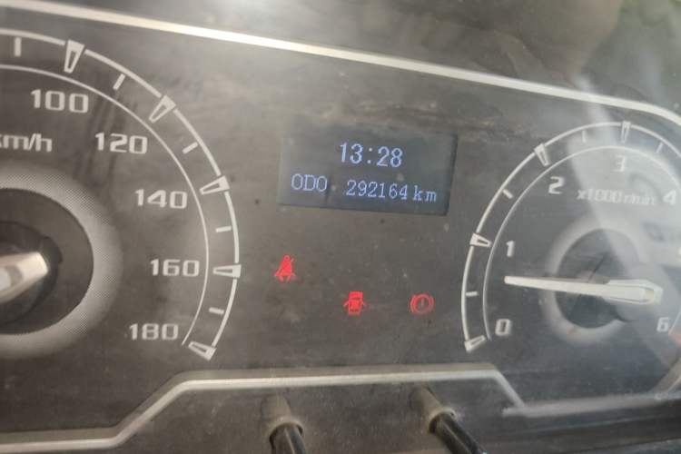 Used SAIC MAXUS Xintu V80 2021 2.0T Manual Classic Aoyuntong Long Wheelbase Mid-Roof 6/7/8/9-Seater Odometer Close Up