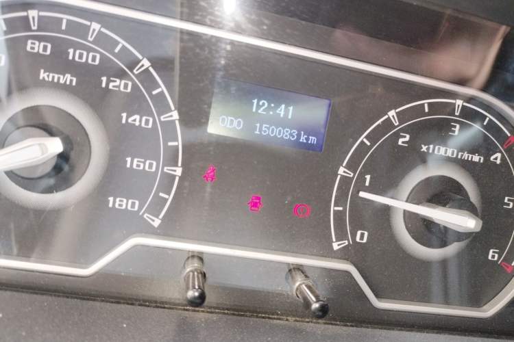 Used SAIC MAXUS Xintu V80 2021 2.0T Manual Classic Aoyuntong 127 PS Mid-axle Mid-roof 6/7/8/9-Seater Odometer Close Up