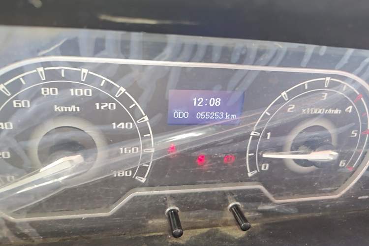 Used SAIC MAXUS Xintu V80 2021 2.0T Manual Classic Aoyuntong Long Wheelbase Mid-Roof 6/7/8/9-Seater Odometer Close Up