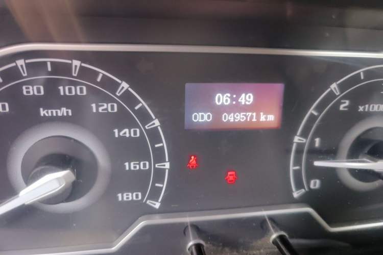 Used SAIC MAXUS Xintu V80 2021 2.0T Manual Classic Aoyuntong 127 PS Mid-axle Mid-roof 6/7/8/9-Seater Odometer Close Up