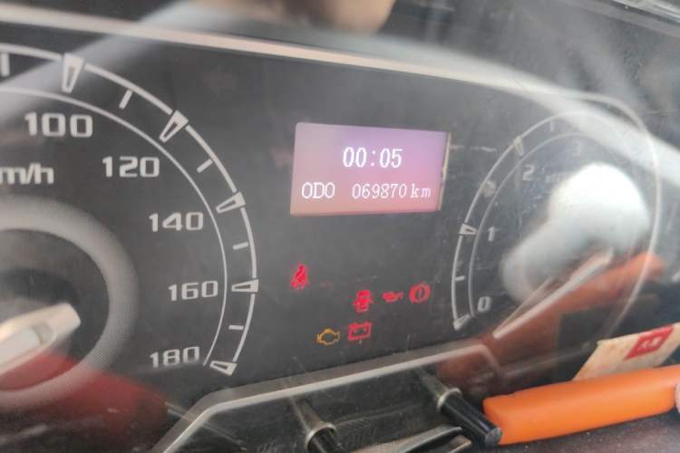 Used SAIC MAXUS Xintu V80 2021 2.0T Manual Classic Aoyuntong Long Wheelbase Mid-Roof 6/7/8/9-Seater Odometer Close Up