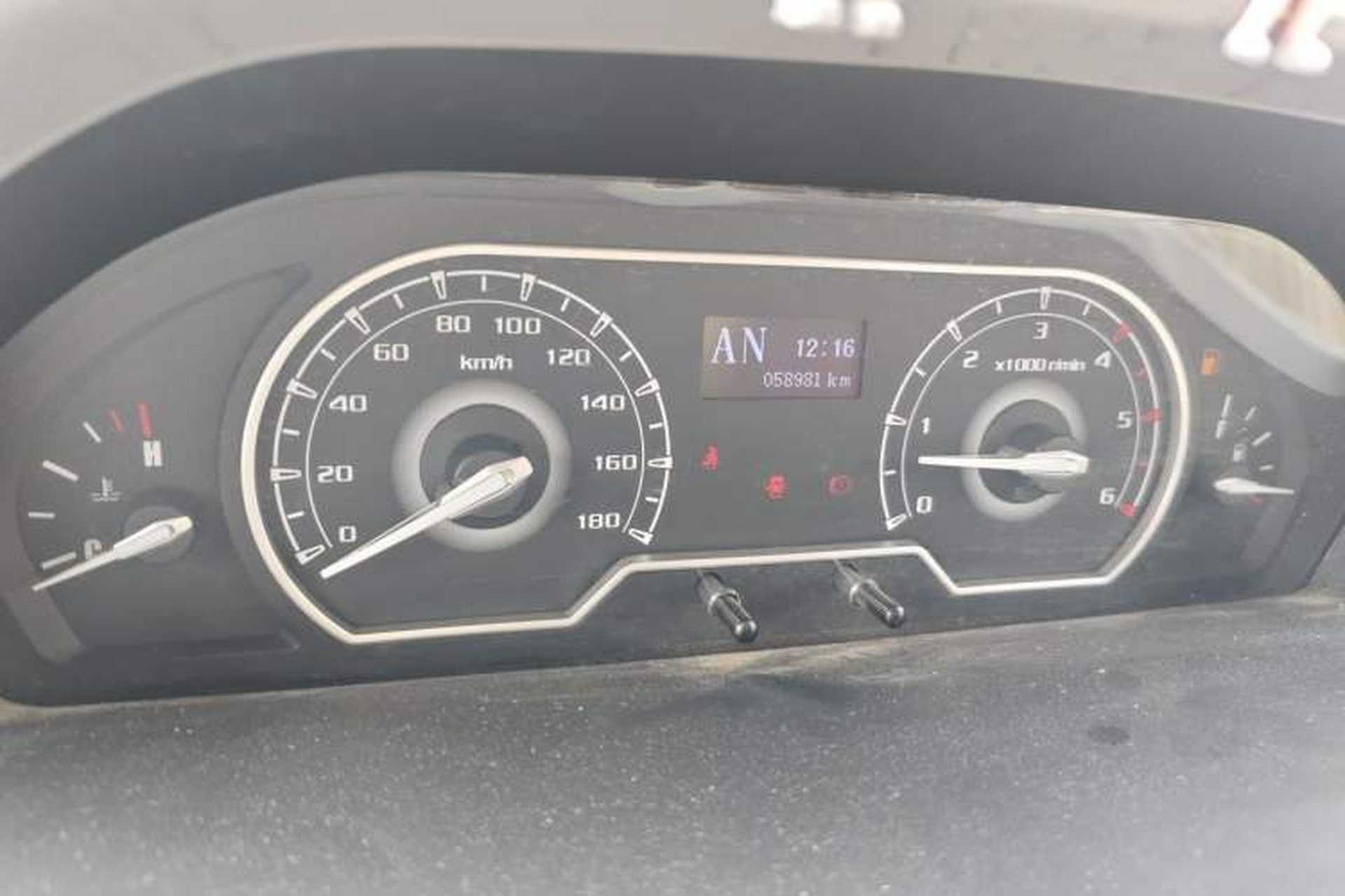Used SAIC MAXUS Xintu V80 2021 2.0T AMT Classic Aoyuntong Short Wheelbase Mid-Roof 5/6-Seater Odometer Close Up