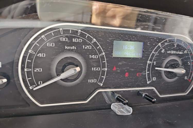 Used SAIC MAXUS Xintu V80 2021 2.0T Manual Classic Aoyuntong Short Wheelbase Ultra-Low Roof 5/6-Seater Odometer Close Up