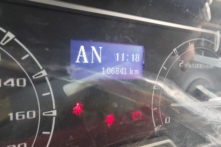 Used SAIC MAXUS Xintu V80 2021 2.0T AMT Classic Aoyuntong Short Wheelbase Mid-Roof 5/6-Seater Odometer Close Up