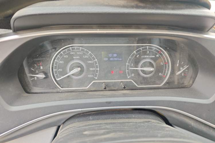 Used SAIC MAXUS Xintu V80 2021 2.0T Manual Classic Aoyuntong 127 PS Mid-axle Mid-roof 6/7/8/9-Seater Odometer Close Up