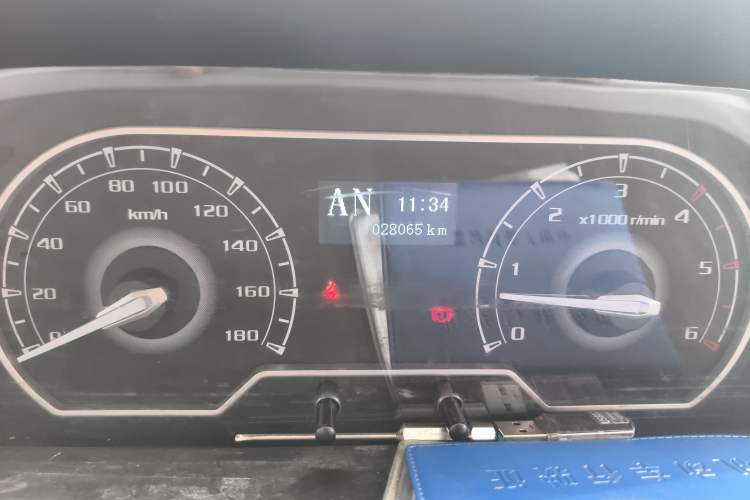 Used SAIC MAXUS Xintu V80 2021 2.0T AMT Classic Aoyuntong Short Wheelbase Mid-Roof 5/6-Seater Odometer Close Up