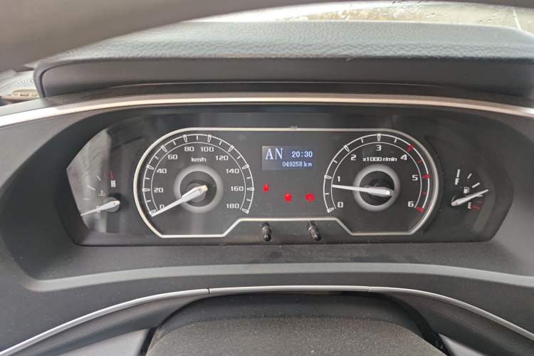 Used SAIC MAXUS Xintu V80 2021 2.0T PLUS AMT All-Rounder Long Wheelbase High-Roof 6/7/8/9-Seater Odometer Close Up