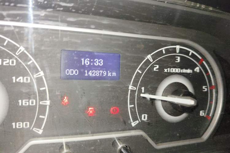 Used SAIC MAXUS Xintu V80 2021 2.0T Manual Classic Aoyuntong Long Wheelbase Mid-Roof 6/7/8/9-Seater Odometer Close Up