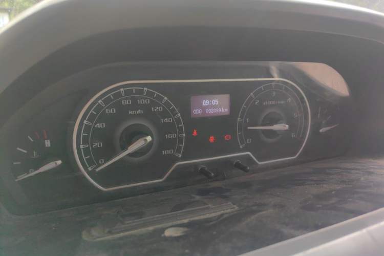 Used SAIC MAXUS Xintu V80 2021 2.0T Manual Classic Aoyuntong Short Wheelbase Mid-Roof 5/6-Seater Odometer Close Up