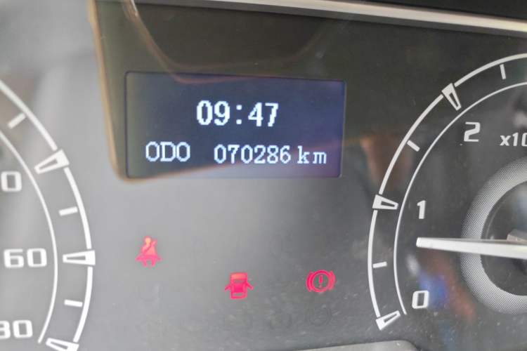 Used SAIC MAXUS Xintu V80 2021 2.0T Manual Classic Aoyuntong 127 PS Mid-axle Mid-roof 6/7/8/9-Seater Odometer Close Up