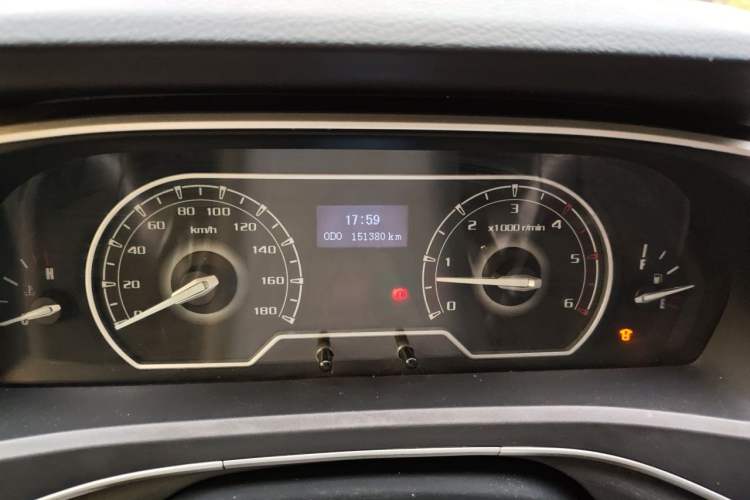 Used SAIC MAXUS Xintu V80 2021 2.0T PLUS Manual All-Around King Long Wheelbase Mid-Roof Variant with 6/7/8/9 Seats Odometer Close Up