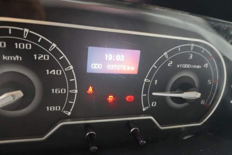 Used SAIC MAXUS Xintu V80 2021 2.0T PLUS Manual Van Short Wheelbase Mid-Roof Design 3-Seater Odometer Close Up