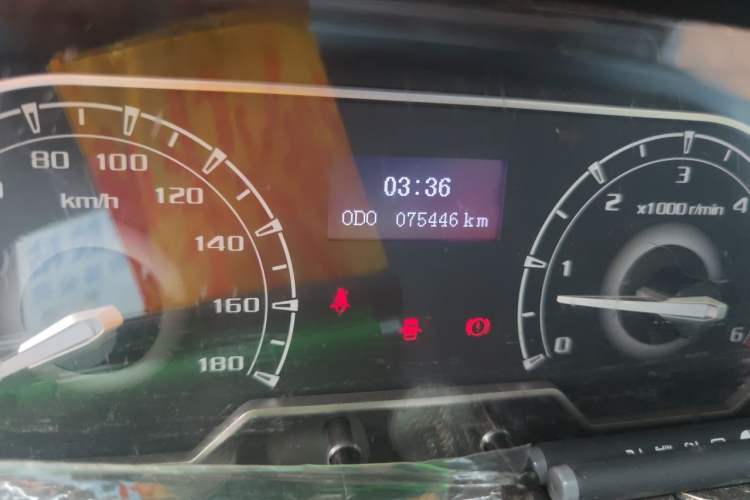 Used SAIC MAXUS Xintu V80 2021 2.0T Manual Classic Aoyuntong Short Wheelbase Mid-Roof 5/6-Seater Odometer Close Up