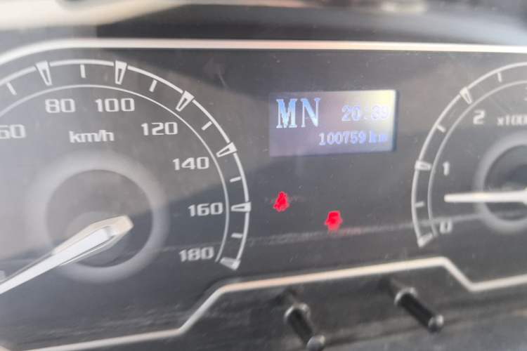 Used SAIC MAXUS Xintu V80 2021 2.0T AMT Classic Aoyuntong Short Wheelbase Mid-Roof 5/6-Seater Odometer Close Up