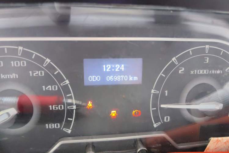 Used SAIC MAXUS Xintu V80 2021 2.0T Manual Classic Aoyuntong Long Wheelbase Mid-Roof 6/7/8/9-Seater Odometer Close Up