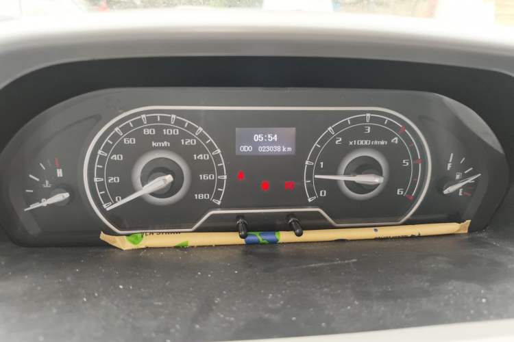 Used SAIC MAXUS Xintu V80 2021 2.0T Manual Classic Aoyuntong Long Wheelbase Mid-Roof 6/7/8/9-Seater Odometer Close Up