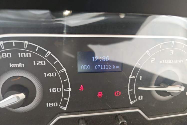 Used SAIC MAXUS Xintu V80 2021 2.0T Manual Classic Aoyuntong Short Wheelbase Mid-Roof 5/6-Seater Odometer Close Up