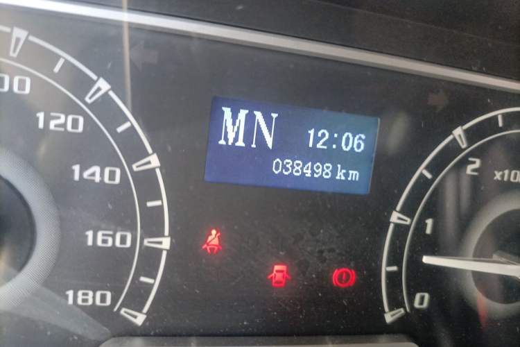 Used SAIC MAXUS Xintu V80 2021 2.0T AMT Classic Aoyuntong Short Wheelbase Mid-Roof 5/6-Seater Odometer Close Up